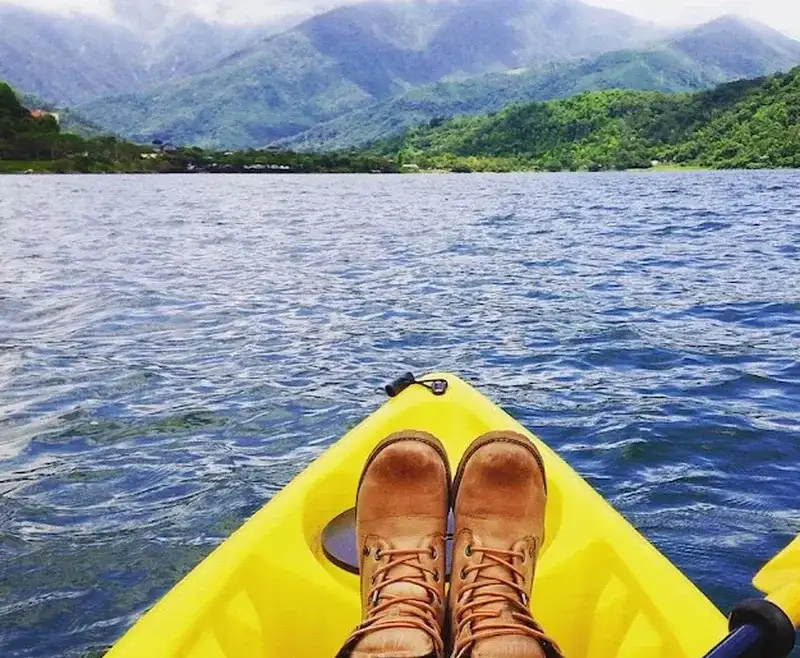 Jakie buty na kajaki wybrać, aby uniknąć zimna i niewygody?