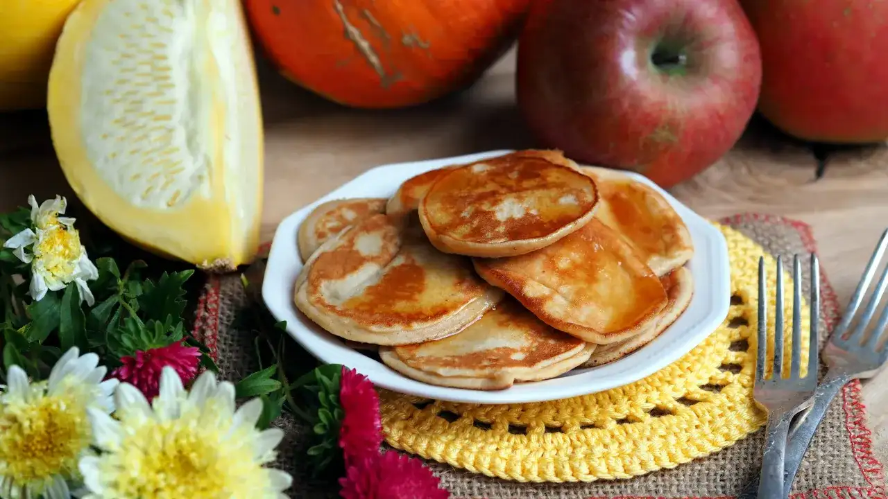 Placki lub racuchy z dyni i jabłek - jesienne śniadanie - przepis