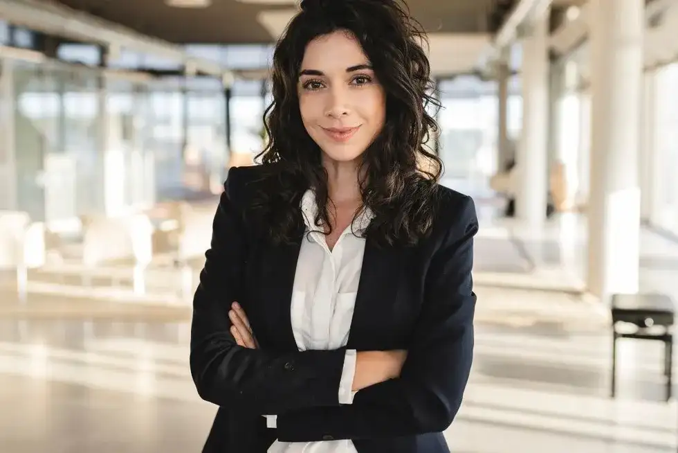 Jaka fryzura do garnituru damskiego, aby wyglądać elegancko i profesjonalnie?