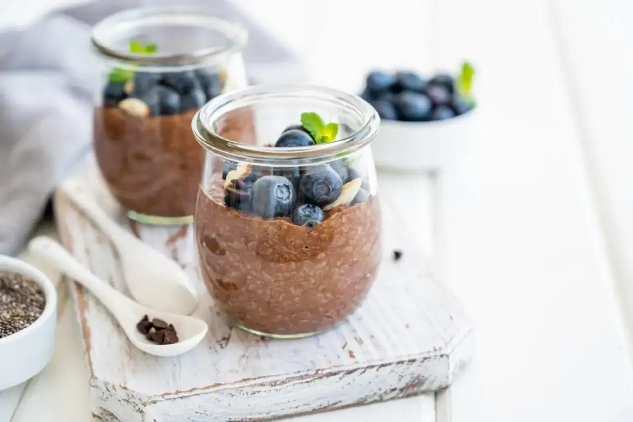 Czekoladowy pudding chia z jagodami i miętą w słoiku.