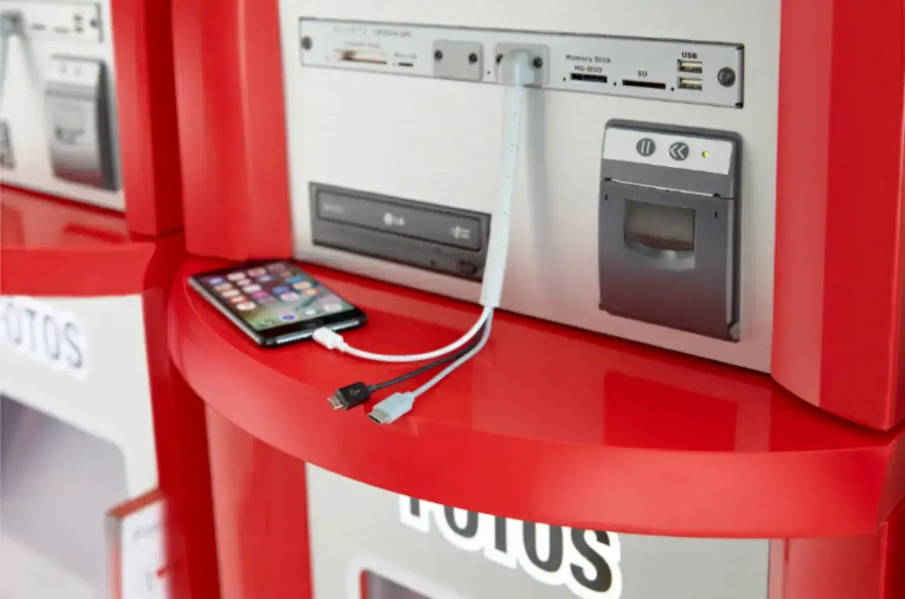 Gdzie wywołać zdjęcia? Porównanie online, fotokiosk, fotograf