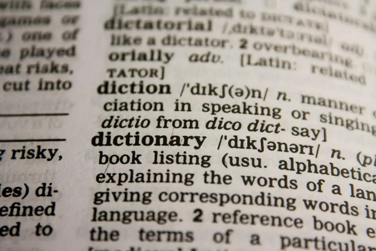 Zbliżenie na stronę słownika z hasłem "dictionary" i jego definicją.