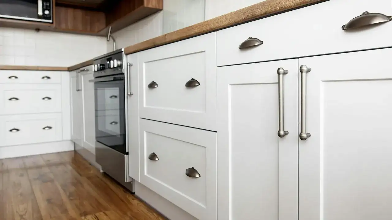 Jak zrobić drzwi do szafki: prosty sposób na samodzielny montaż w domu
