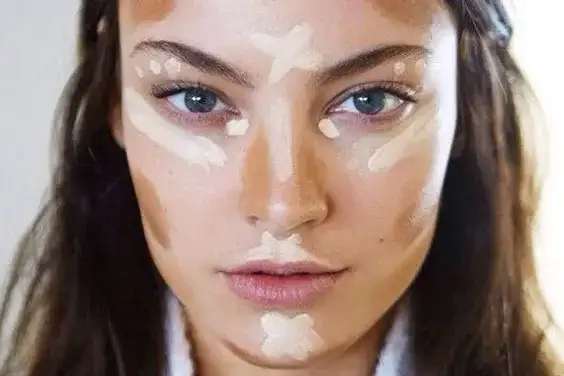 Konturowanie twarzy korektorem: jak modelować i wysmuklać?