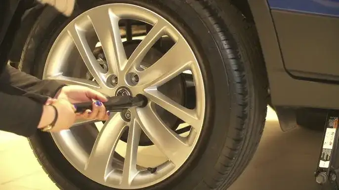 Jak łatwo wyjąć koło zapasowe w Opel Combo – krok po kroku bez problemów