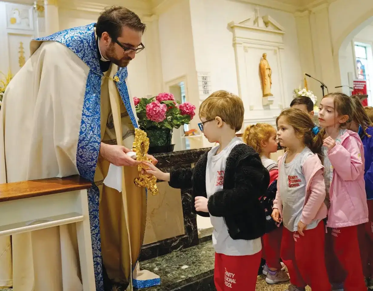 Dlaczego ksiądz zostaje rezydentem? Przyczyny, proces i znaczenie rezydentury w Kościele