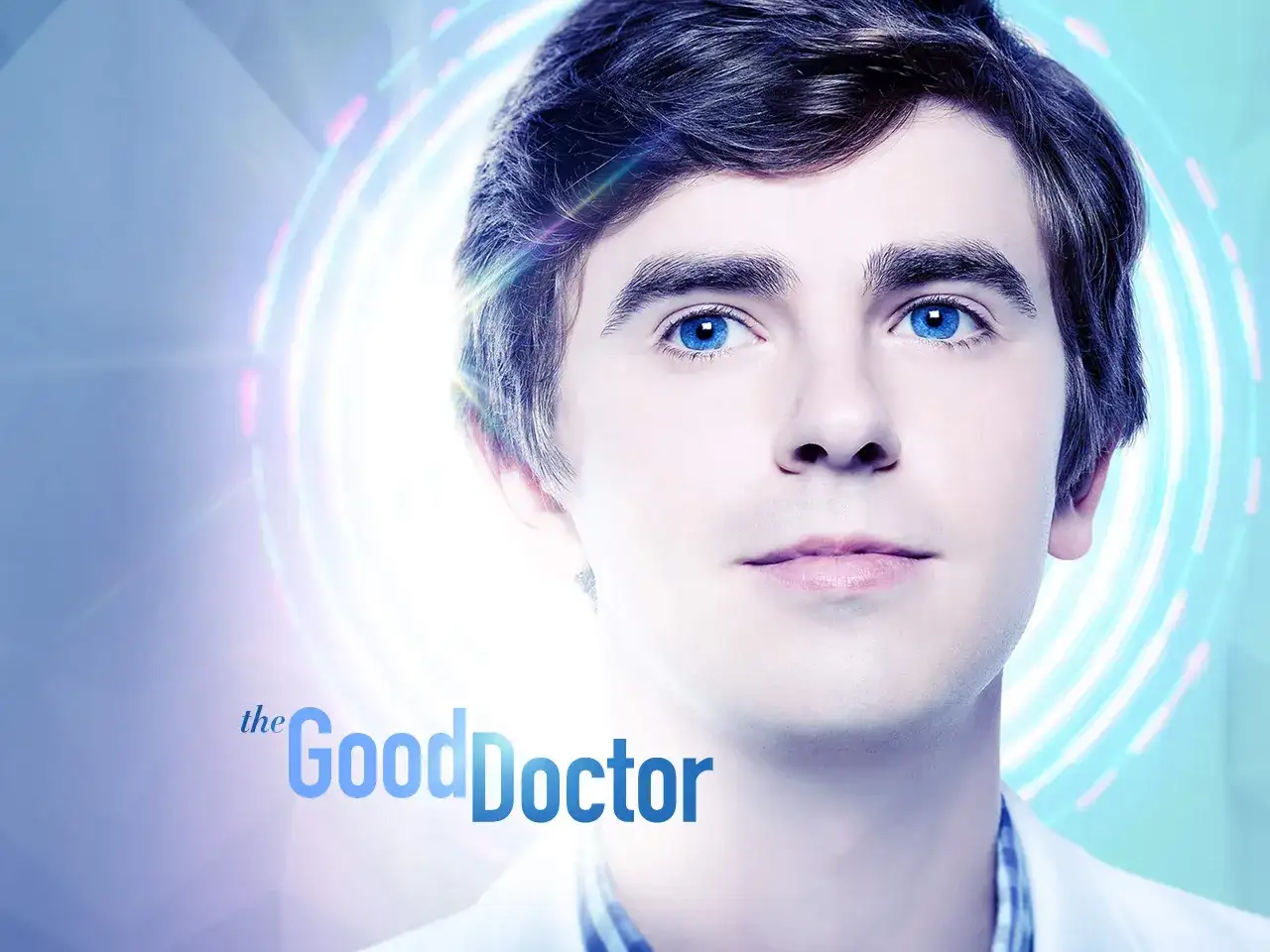 Zbliżenie na twarz doktora Shauna Murphy'ego z błękitnymi oczami. Napis "the Good Doctor" sugeruje nadchodzący sezon 7.