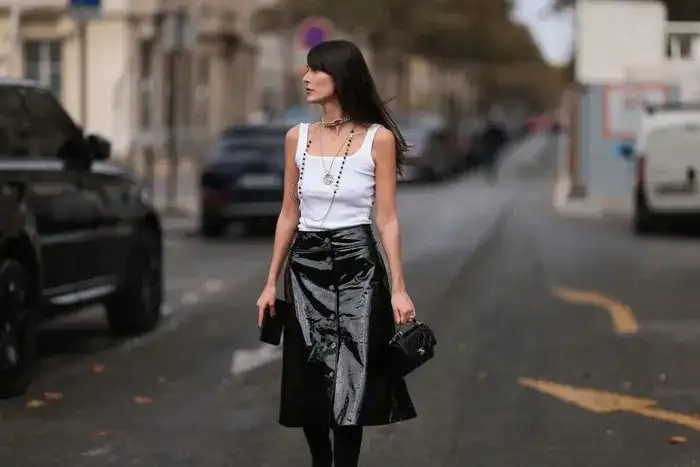 Skórzana spódnica: stylizacje na każdą okazję inspiracje i porady