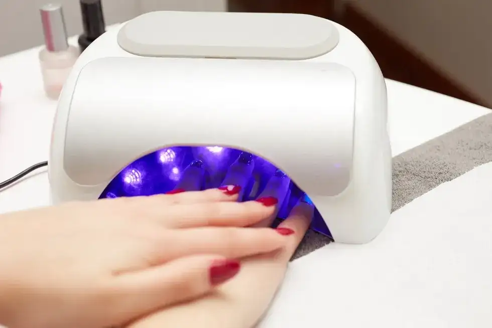 Jaką lampę do hybryd wybrać, aby uniknąć słabego utwardzania?