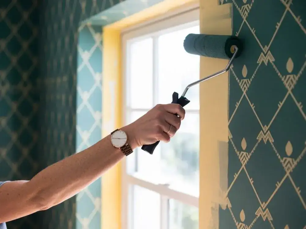 Malowanie tapety: Szybki remont bez zrywania? Sprawdź, jak to zrobić!