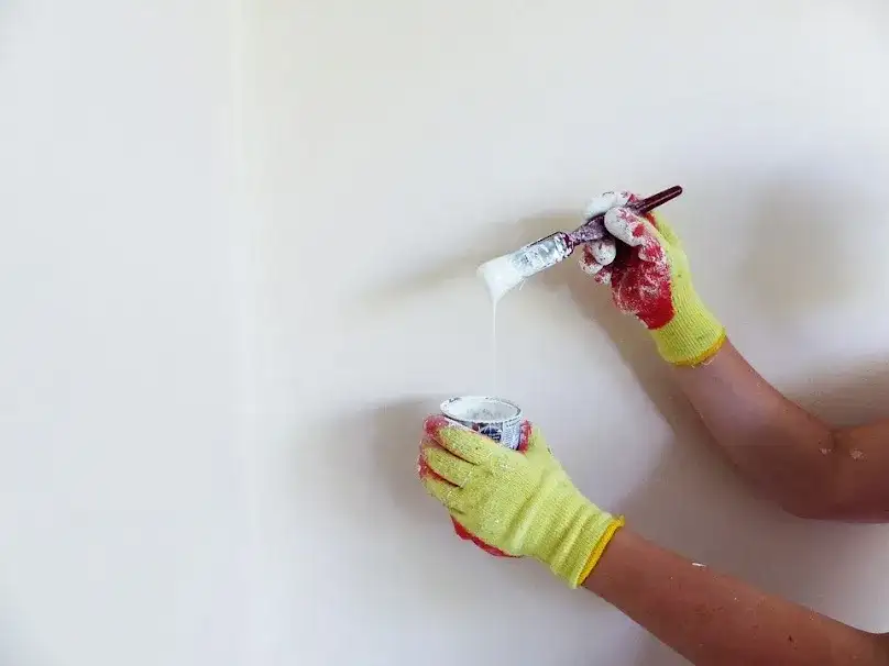 Jaką farbą malować ściany, aby uniknąć problemów z wilgocią?