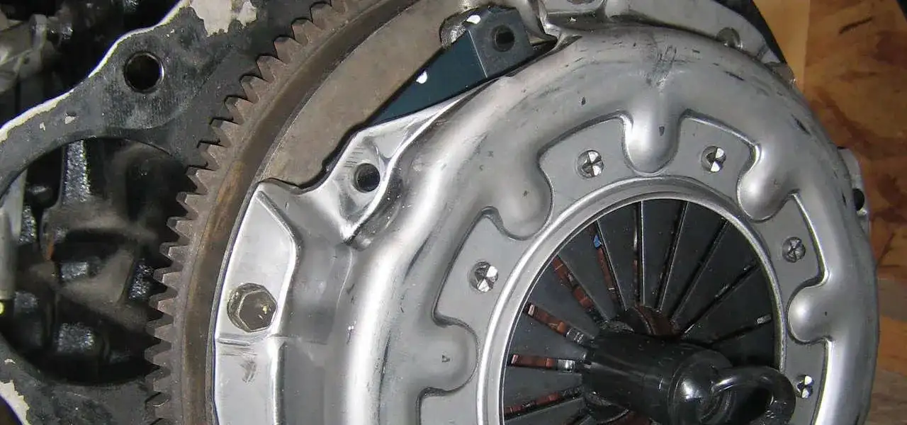 Jak odpowietrzyć sprzęgło w ciężarówce i uniknąć problemów z jazdą