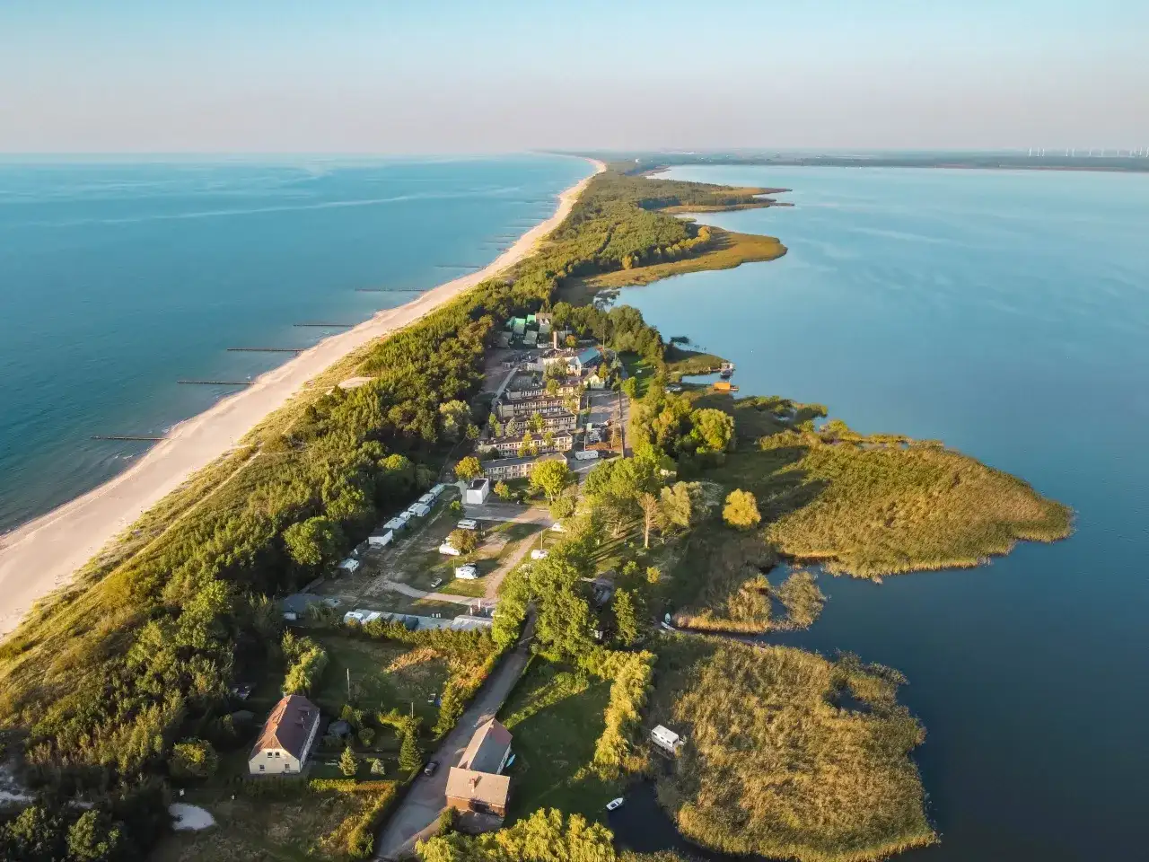 Gdzie leżą Dąbki nad morzem? Odkryj ich bliskość do atrakcji