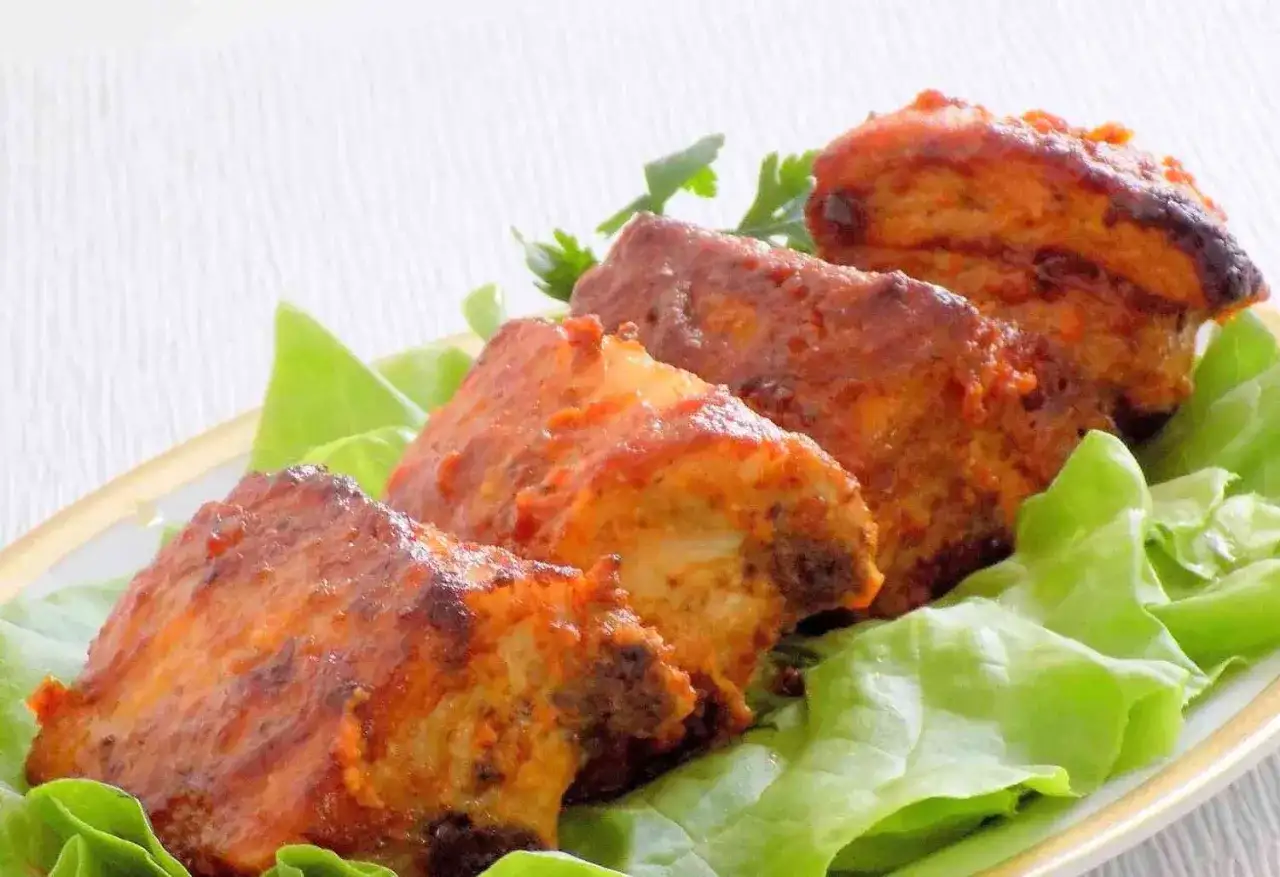 Soczyste żeberka w sosie barbecue, idealne do grillowania. Zastanawiasz się, czym przyprawić żeberka? Ten sos to strzał w dziesiątkę!