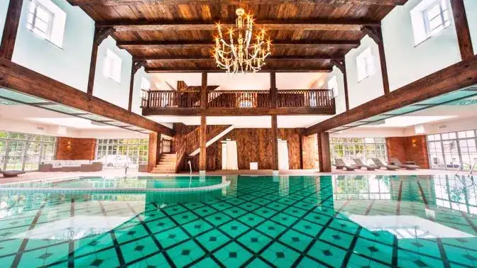 Hotelowy basen: uniknij faux pas! Przewodnik krok po kroku