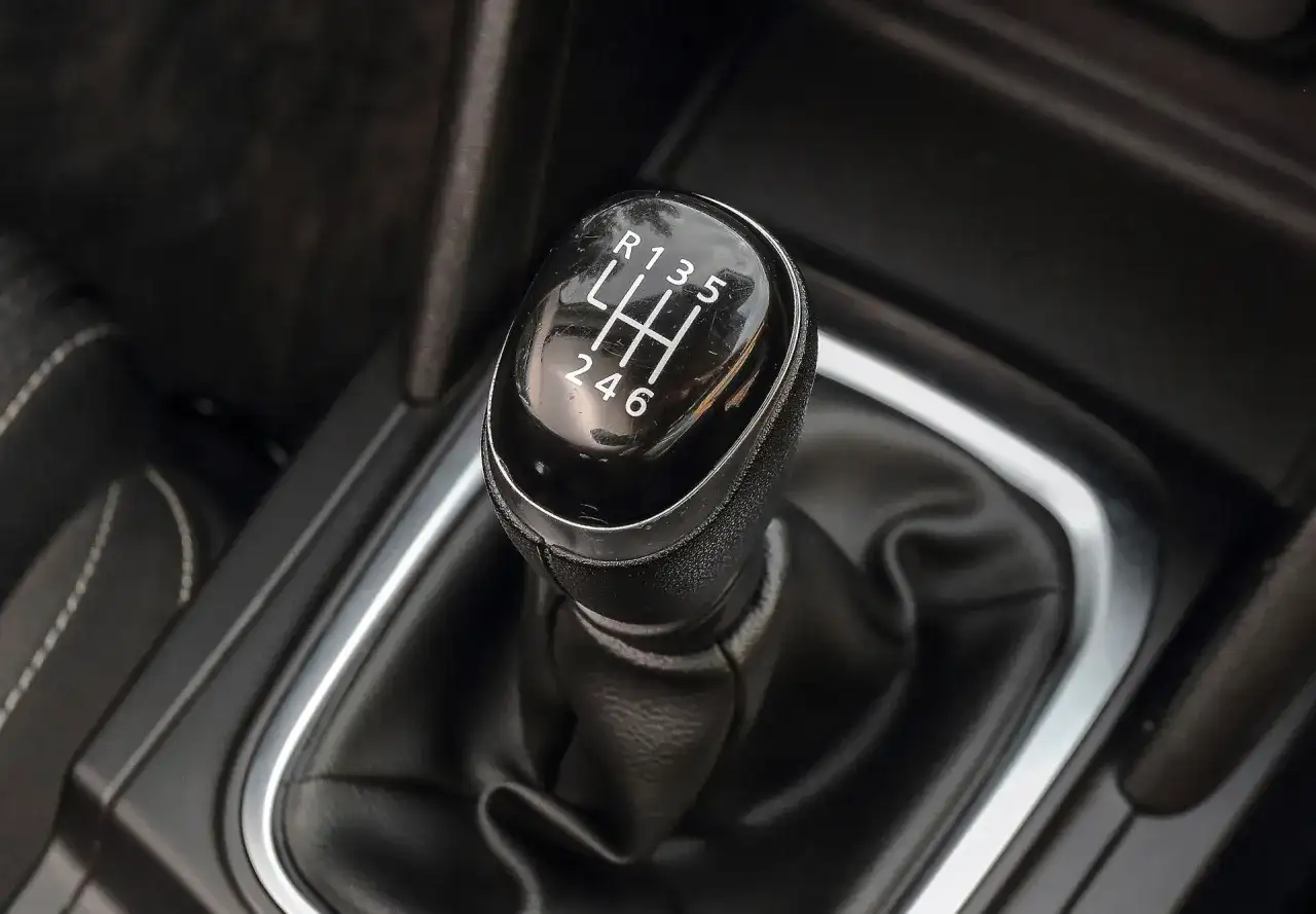 Objawy uszkodzenia poduszki skrzyni biegów, które mogą cię zaskoczyć