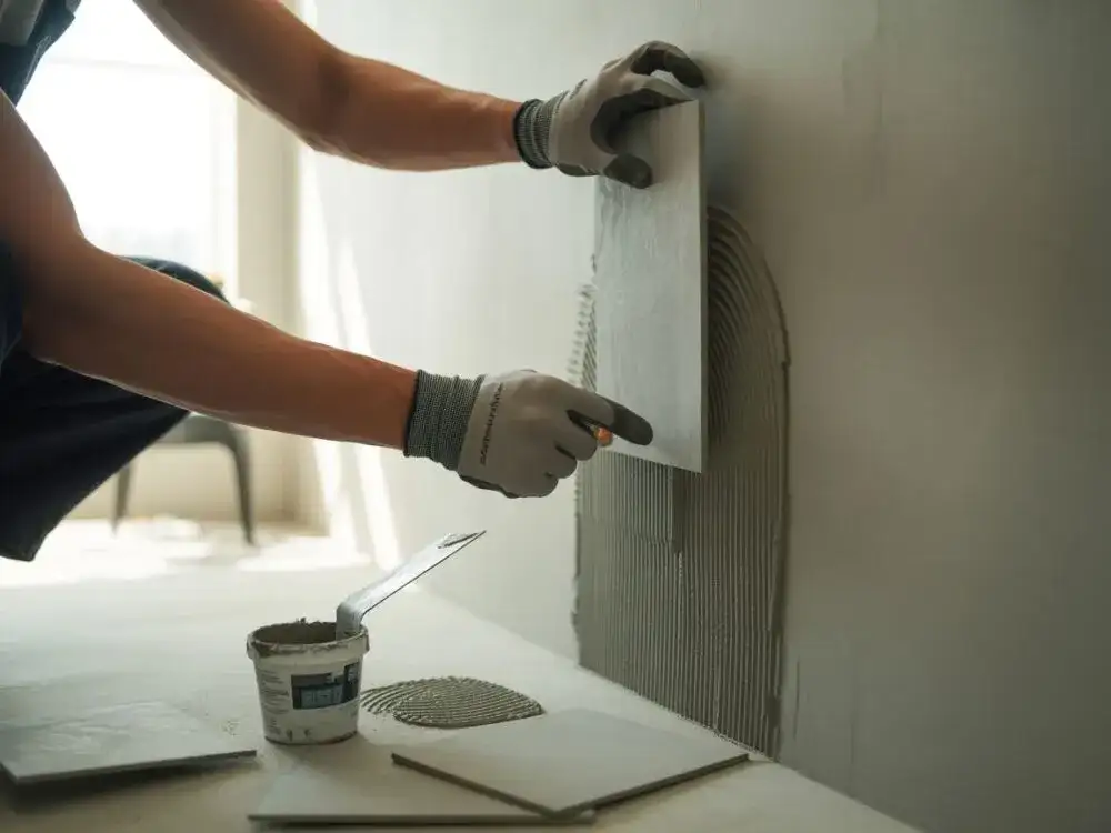 Jak układać kamień dekoracyjny betonowy? Poradnik krok po kroku