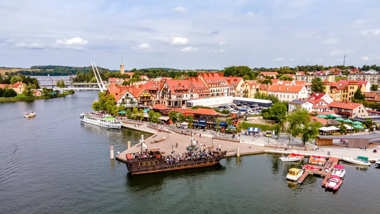 Gdzie zjeść w Mikołajkach? Odkryj najlepsze miejsca na posiłek