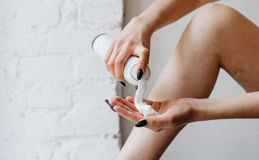 Idealne golenie nóg: Pożegnaj podrażnienia i "truskawkowe nogi"!