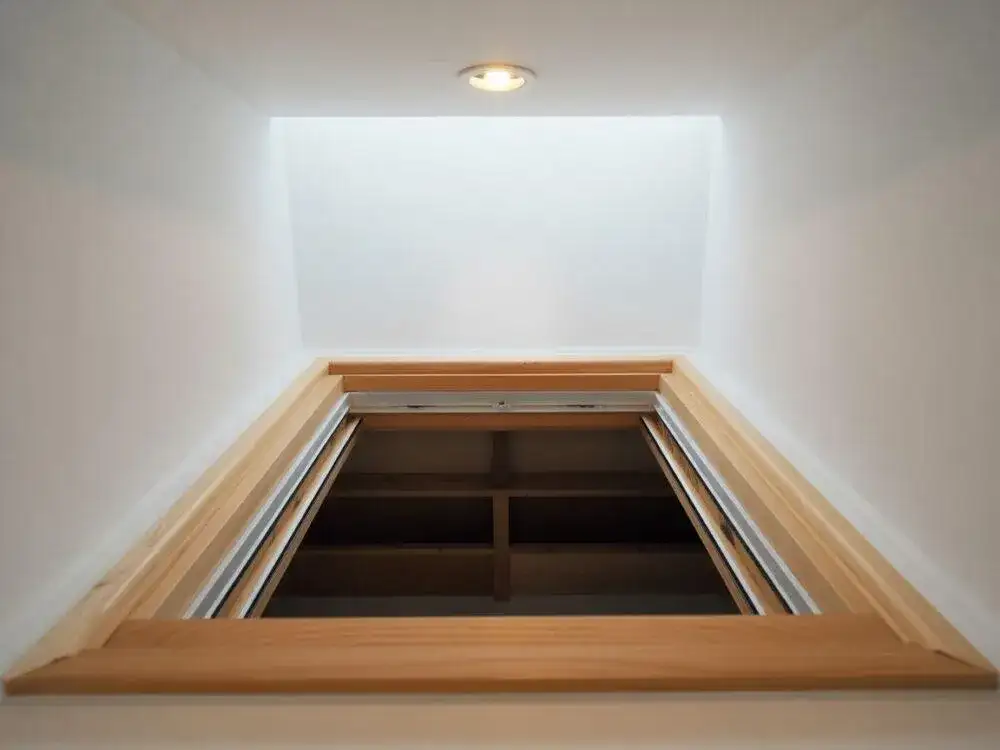 Jak skutecznie zamaskować wejście na strych – proste i praktyczne sposoby