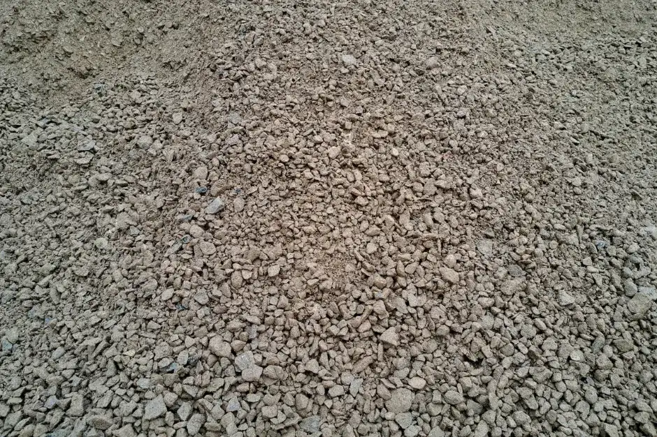 Kliniec czy tłuczeń na podjazd: który materiał jest trwalszy i tańszy?