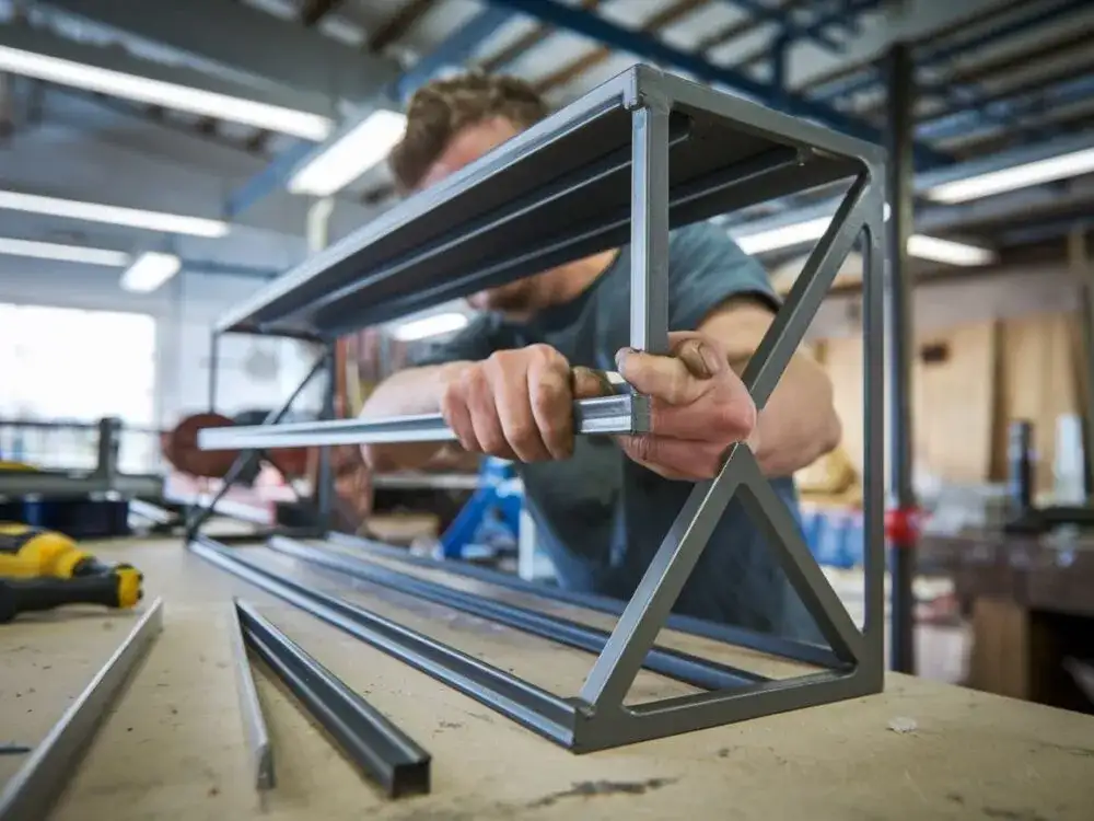 Jak złożyć regał wciskany - proste kroki, które ułatwią montaż