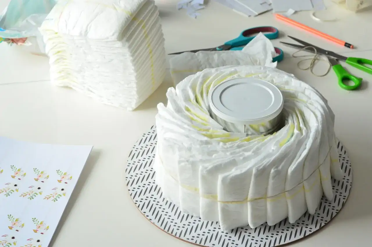 Wyjątkowy tort z pampersów na chrzciny? Stwórz go krok po kroku!