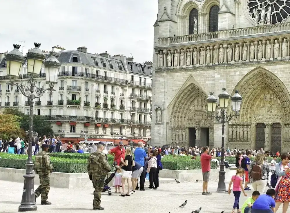 Czy jest bezpiecznie w Paryżu? Odkryj ryzyka i bezpieczne miejsca