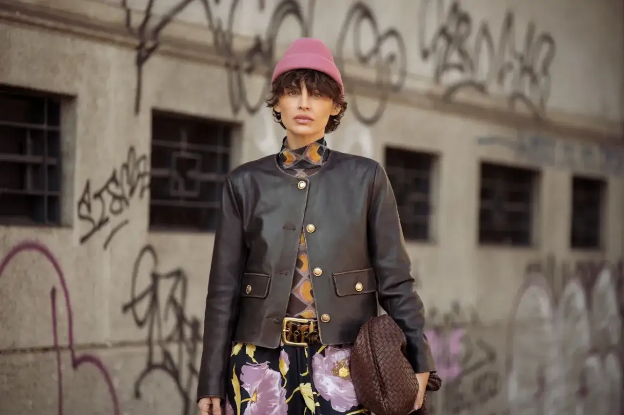 Czarne spodnie: Jak dobrać bluzkę? Kolory, wzory, trendy na 2026!