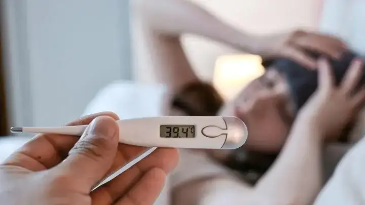 Jak wywołać gorączkę? TOP 6 metod, których lekarze nie polecają
