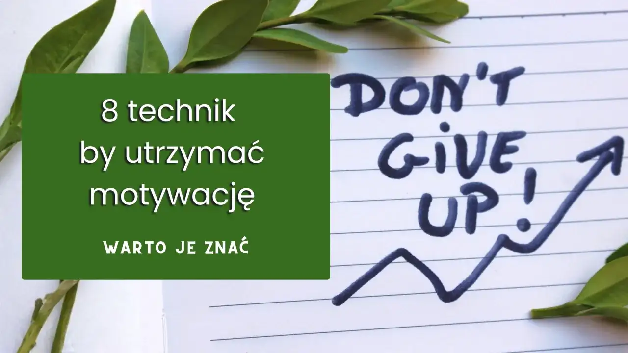 Zielona ramka z napisem "8 technik by utrzymać motywację" na tle notatnika z napisem "DON'T GIVE UP!" i rosnącym wykresem.