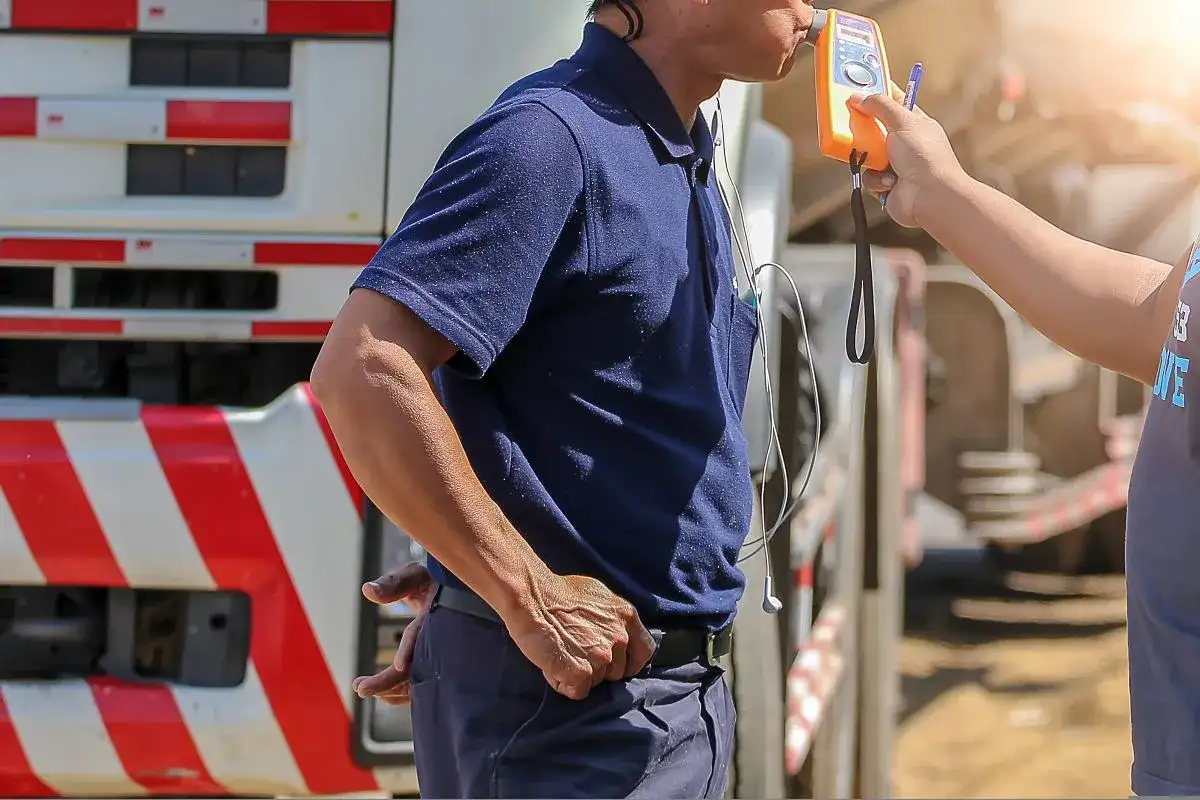 Prawo do odmowy alkomatu w pracy: Co grozi za "nie"? Nowe przepisy