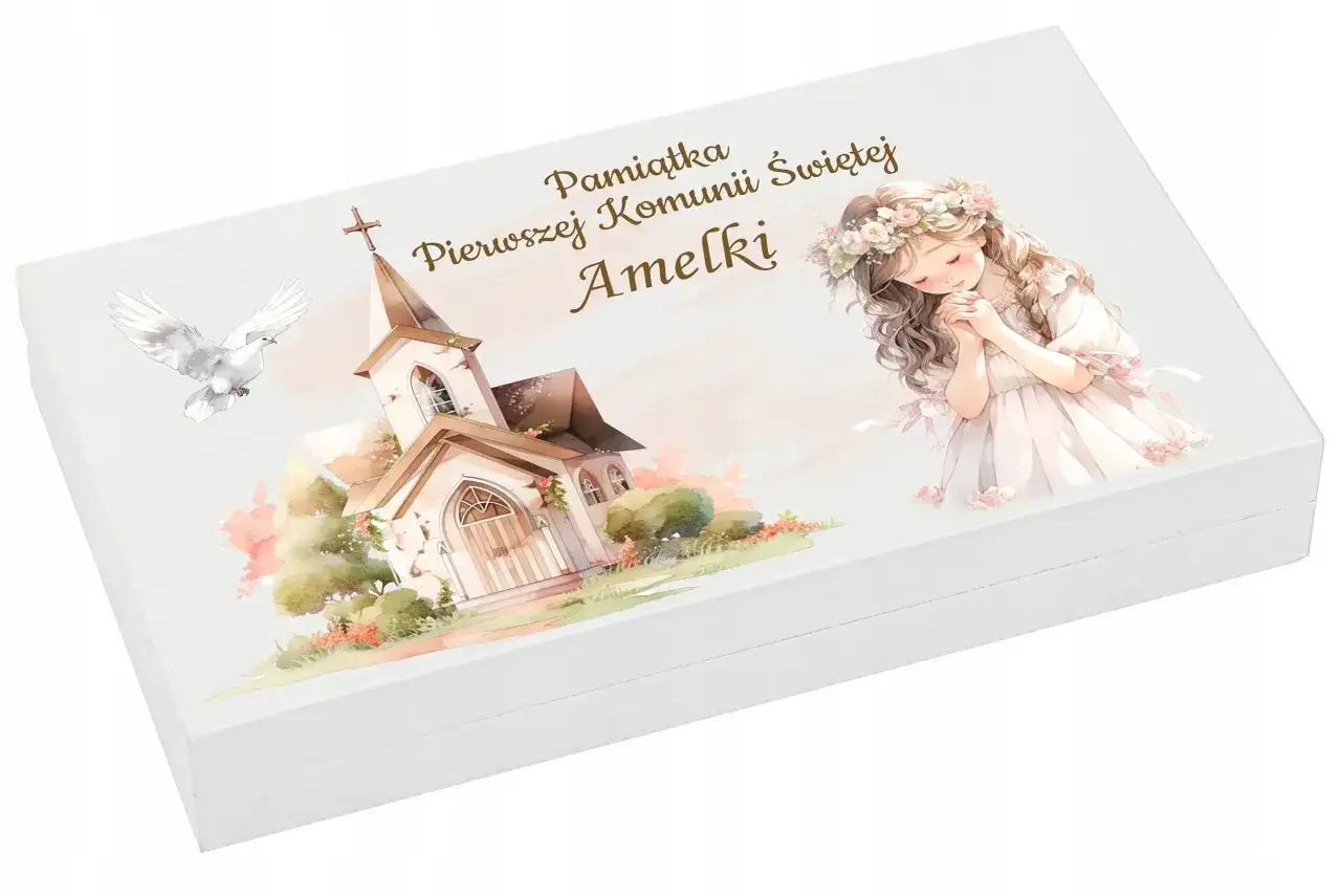 Ilustracja pudełka z motywem komunijnym: dziewczynka w wianku, kościółek i gołąb.