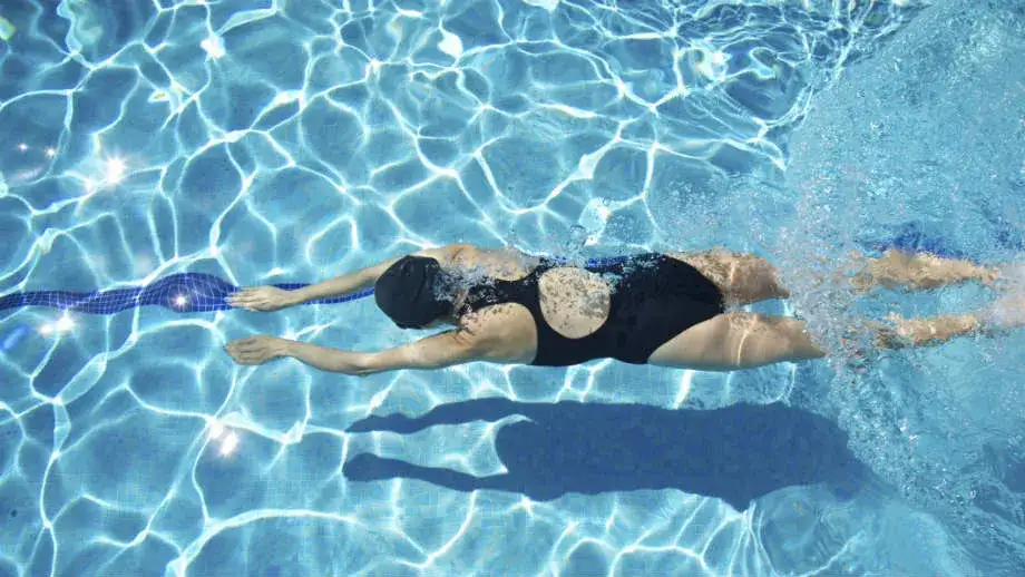 Nauka pływania dla dorosłych: Jak zacząć i pokonać strach?