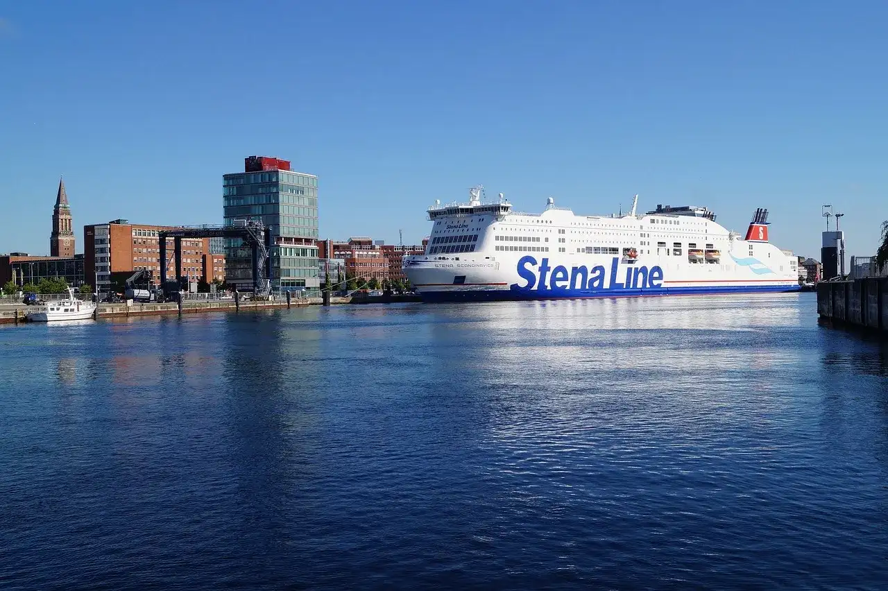 Ogromny prom Stena Line cumuje w porcie. Zastanawiasz się, ile płynie prom do Szwecji?