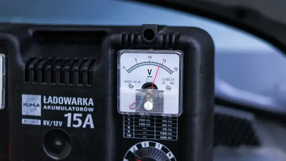 Jak wybrać prostownik do samochodu, który nie zawiedzie w kryzysie