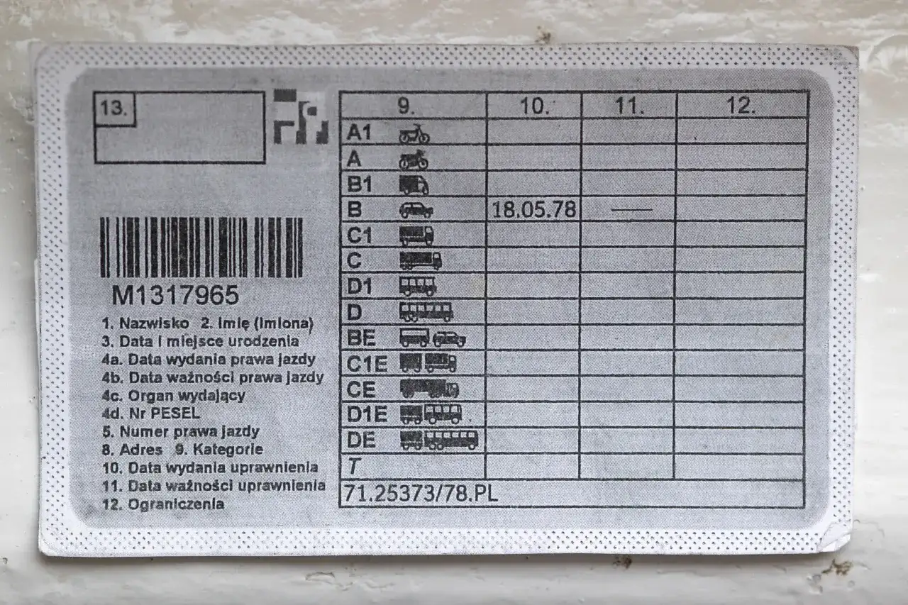 Prawo jazdy kat B wydane 18.05.78. Ważność uprawnień do kategorii B jest bezterminowa.