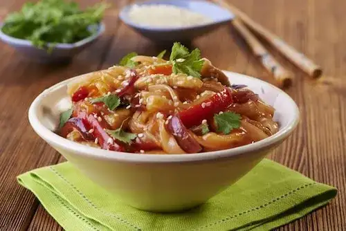 Spaghetti z makaronem ryżowym: zdrowa alternatywa dla tradycyjnych dań