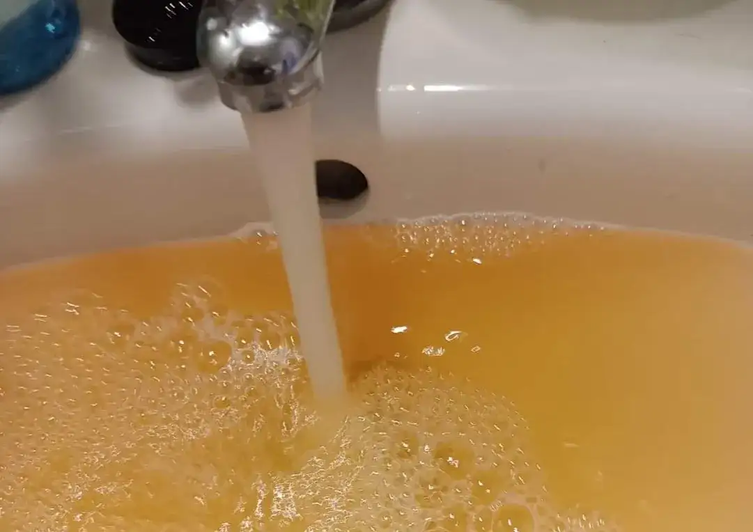 Brudna woda z kranu? Dowiedz się, gdzie zgłosić problem z jakością wody