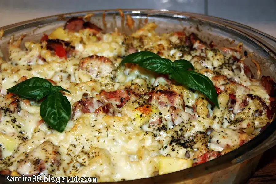 Prosta zapiekanka z makaronem i kiełbasą, którą zrobisz w 30 minut