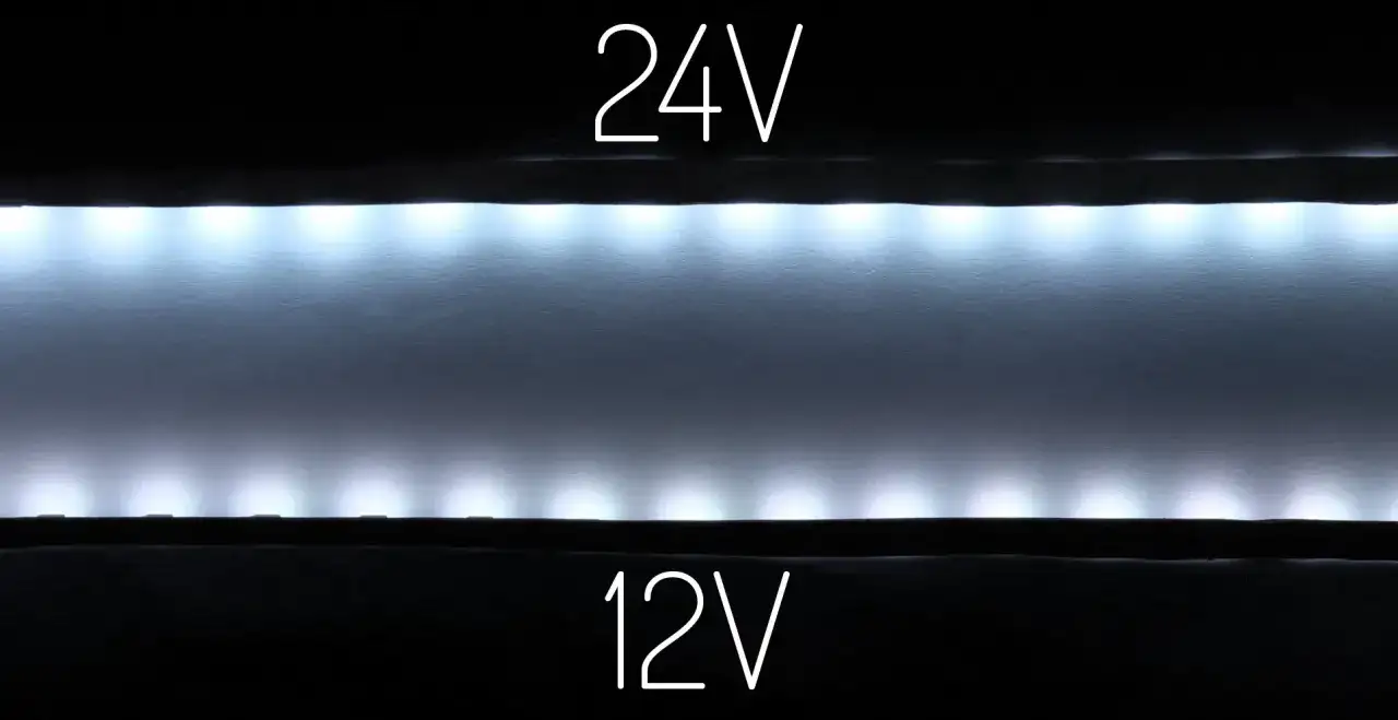 Porównanie jasności taśm led 12V i 24V. Górna taśma 24V świeci jaśniej niż dolna 12V.