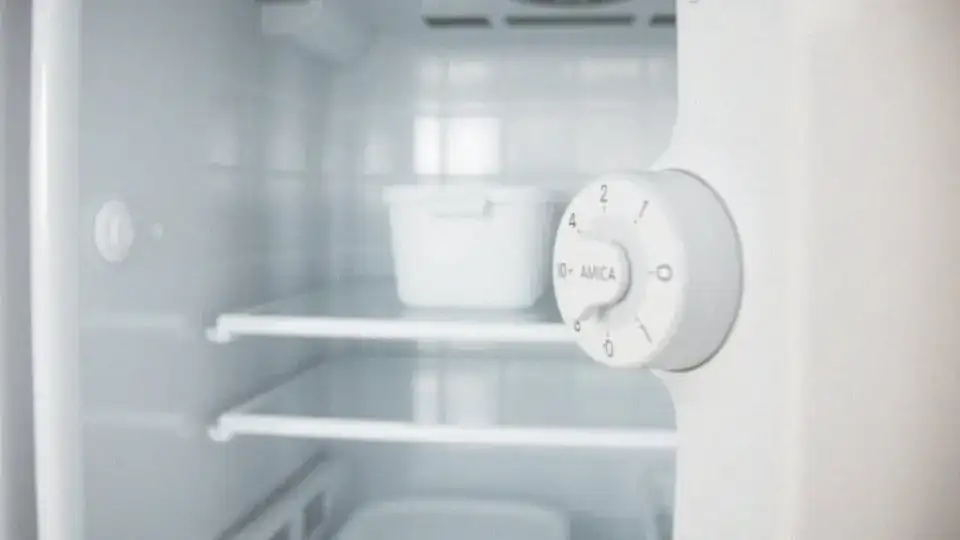 Lodówka Indesit: Jak ustawić temperaturę pokrętłem? Poradnik eksperta