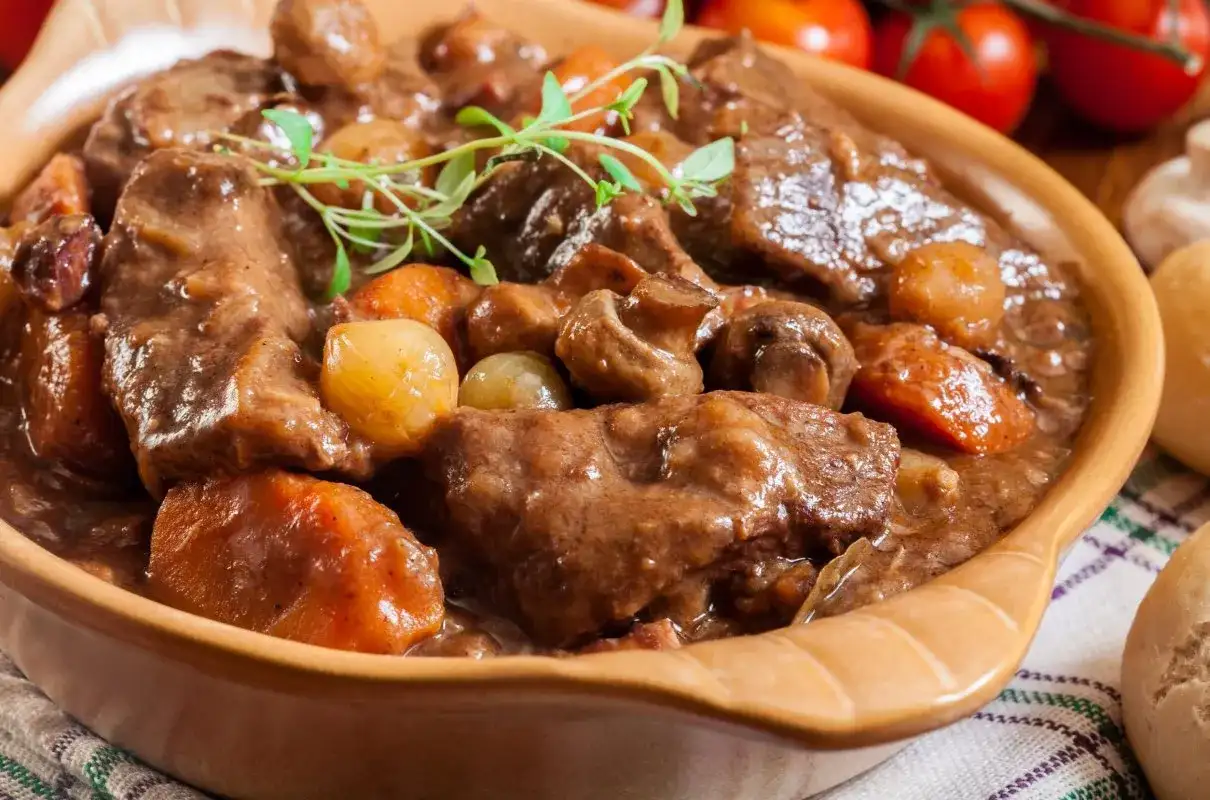 Duszenie wołowiny krok po kroku. Sekretne triki, które zmienią twoje mięso w arcydzieło