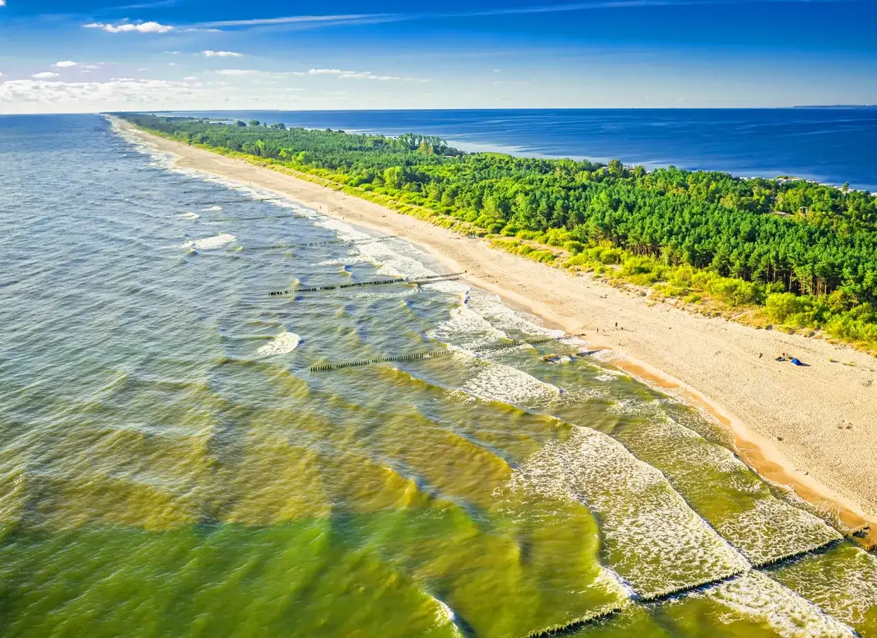 Gdzie najczystsza woda w Bałtyku? Odkryj najlepsze miejsca na kąpiel