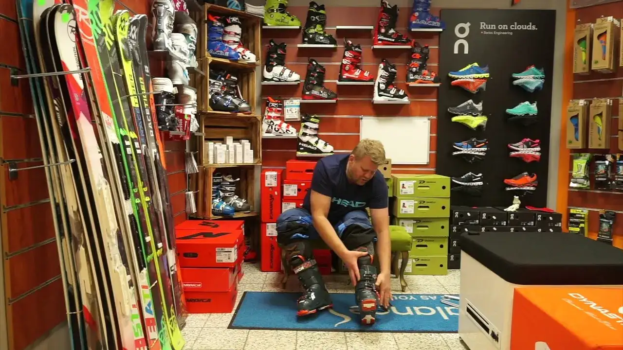 Jak zakładać spodnie narciarskie na buty, by uniknąć zimna i wilgoci