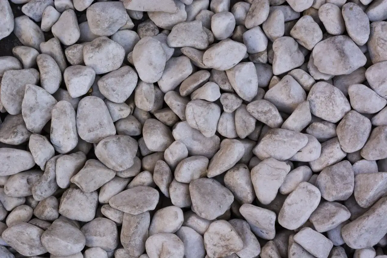 Skuteczne metody czyszczenia kamieni ogrodowych - pozbądź się zabrudzeń!