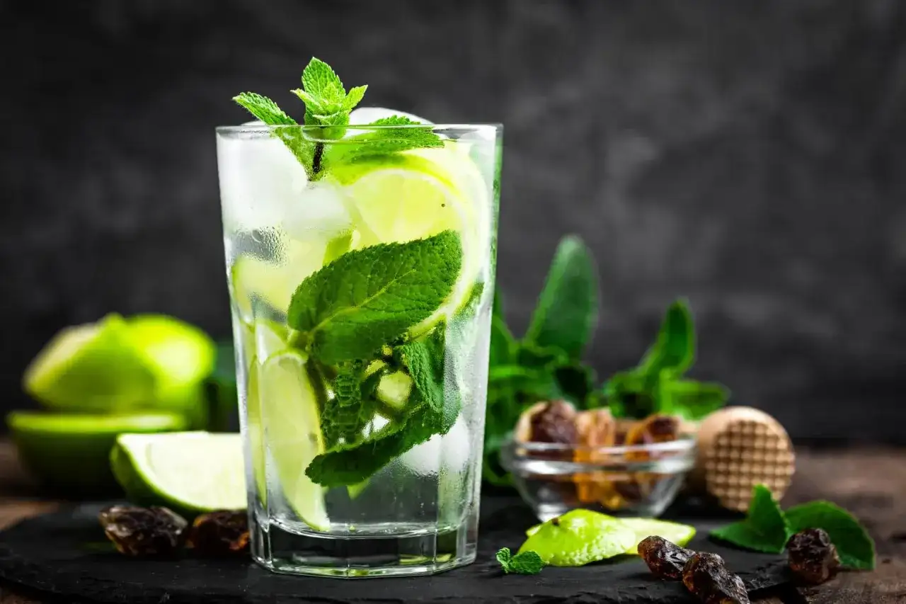 Ile kosztuje drink mojito? Ceny w barach i sklepach w Polsce