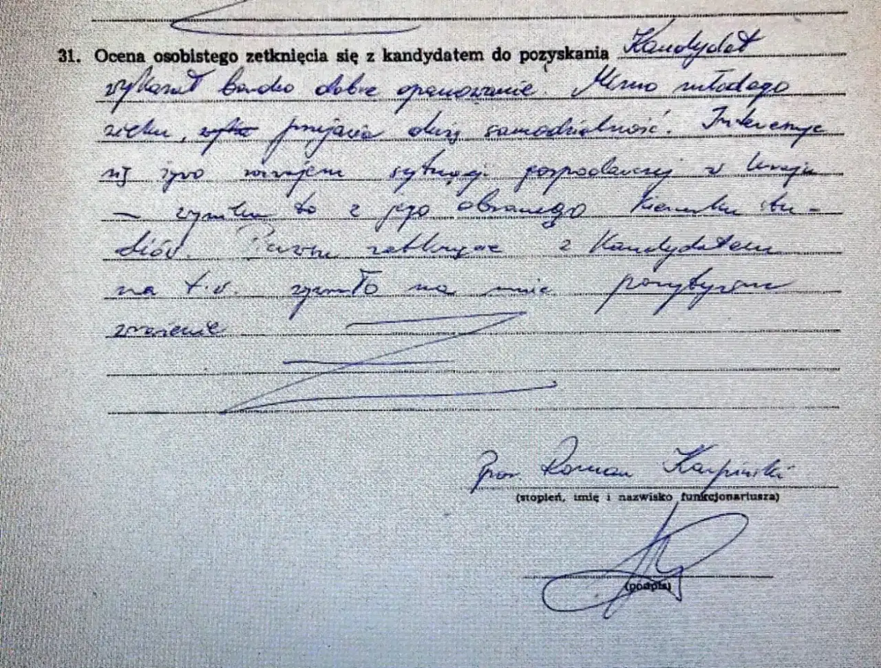 Ocena kandydata: "wybitnie bardzo dobre", "Mimo młodego wieku, szybko przejawia dużą samodzielność". Kto składa oświadczenie lustracyjne? Funkcjonariusz Roman Karpiński.