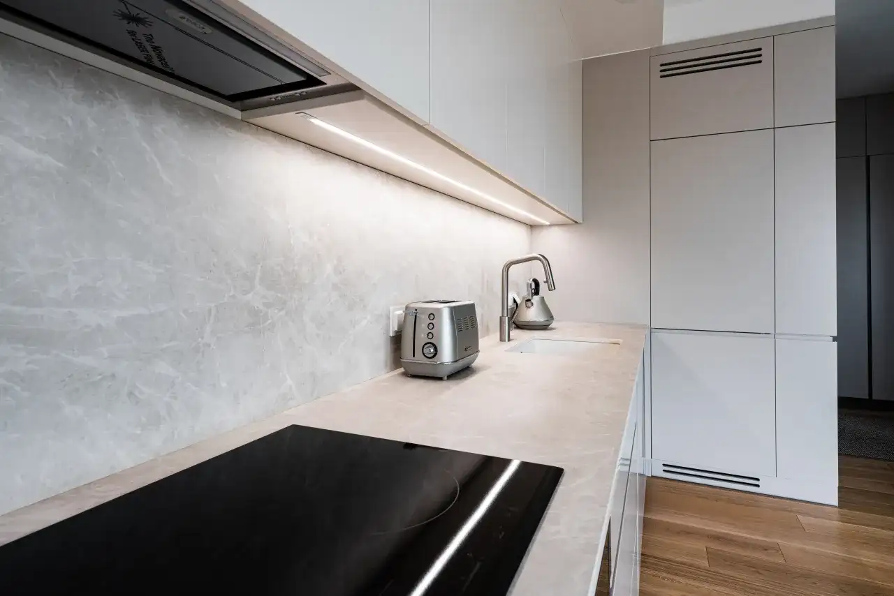 Jakie oświetlenie podszafkowe do kuchni wybrać, aby zaoszczędzić?