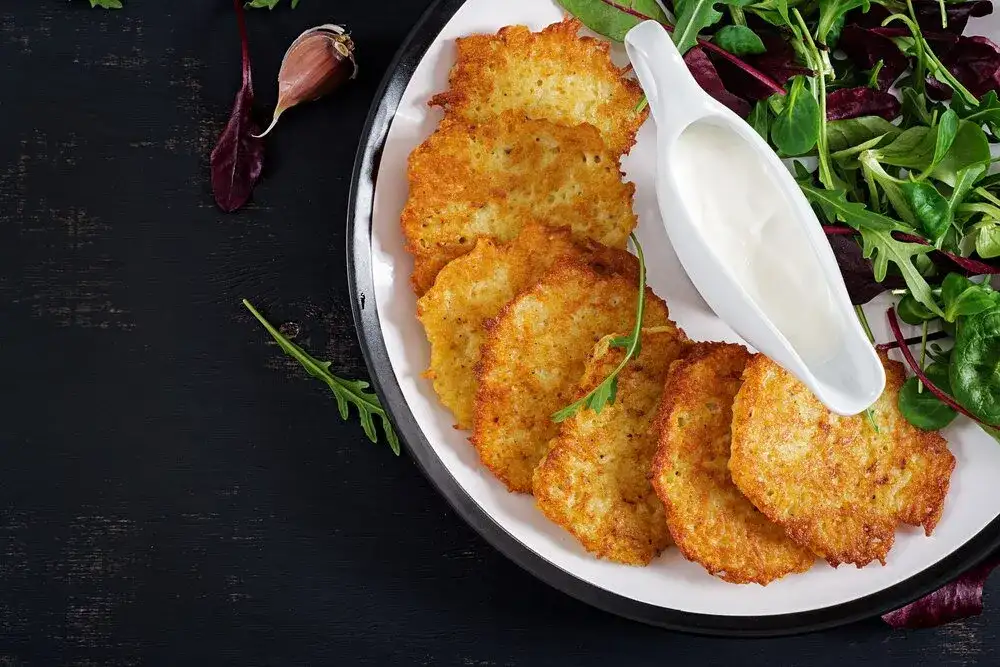 Jakie surówki najlepiej komponują się z plackami ziemniaczanymi?